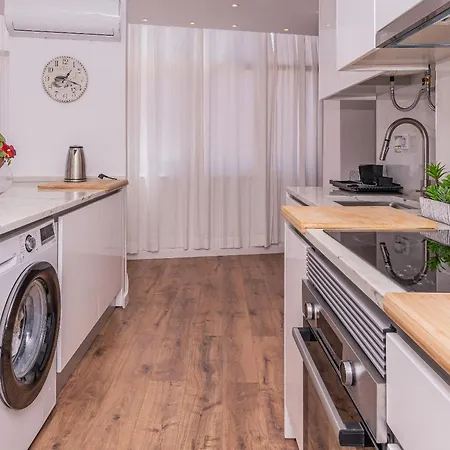 T2 Furnished In Central Lisbon, Portugal *